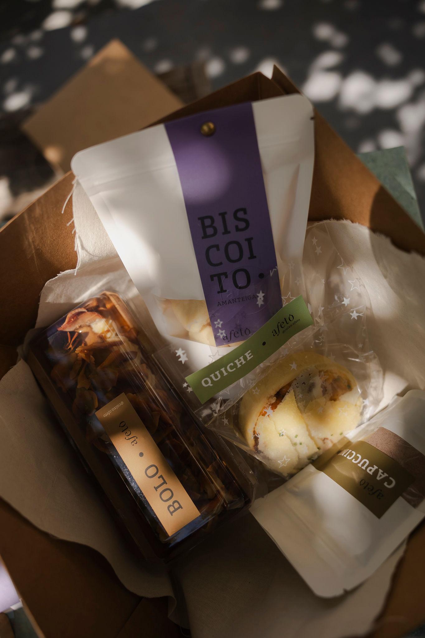 Caixa de café da manhã montada do jeito do cliente, com itens à escolha