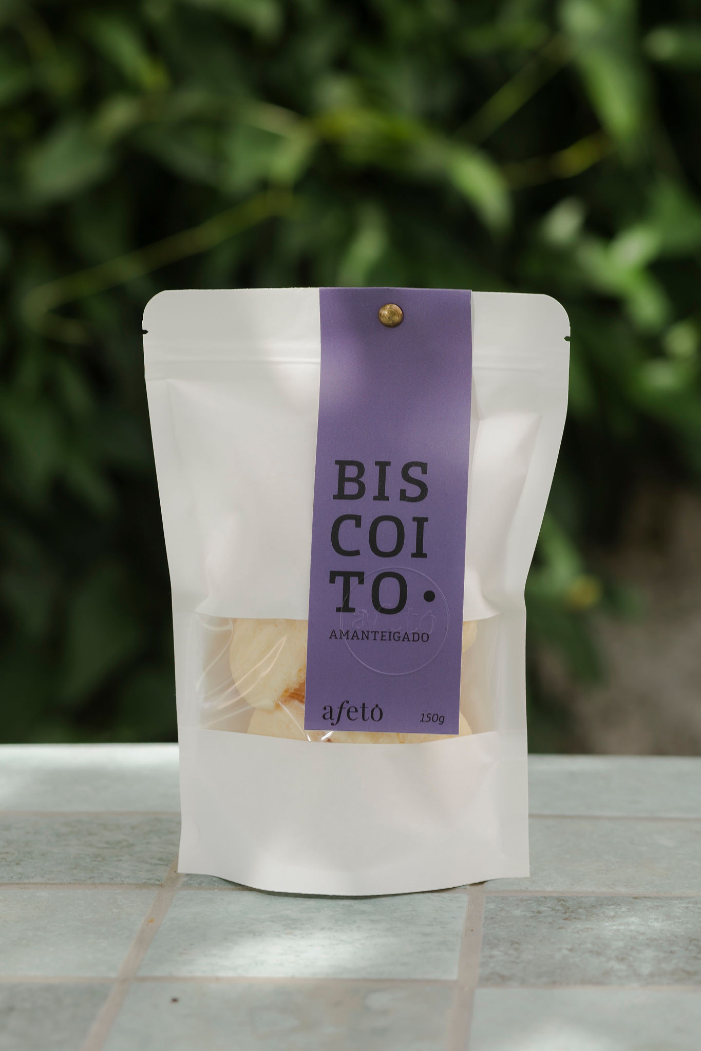 Biscoitos amanteigados e granola castanhada, feitos à mão pela afeto